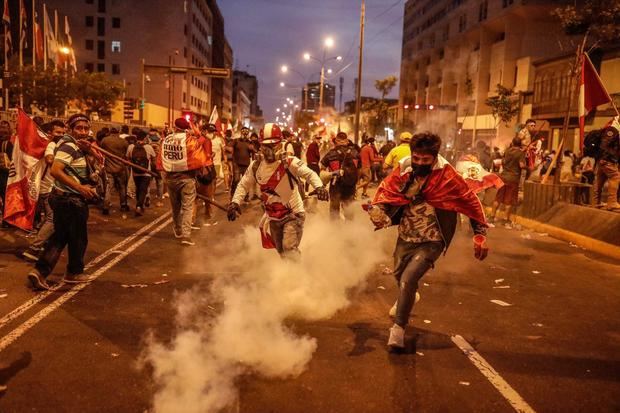 Cientos de manifestantes, a favor de Pedro Castillo y en contra del Congreso, se manifiestan en las calles del centro, ayer en Lima.
