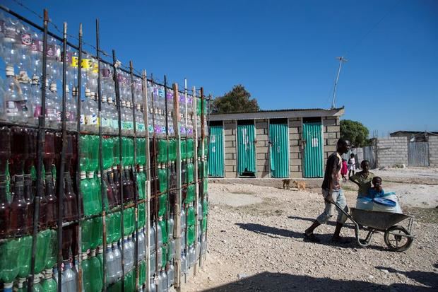 Un grupo de personas caminan en el campamento de refugiados Coral, en Croix Des Bouquets, Puerto Príncipe (Haití). 