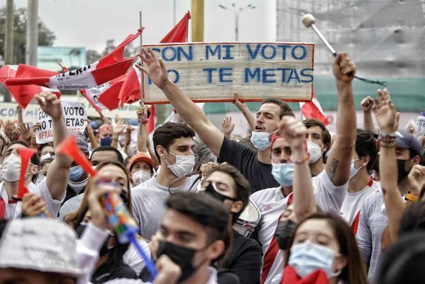 Simpatizantes de la candidata a la Presidencia de Perú Keiko Fujimori se congregan hoy afuera de la sede del ONPE (Organismo Nacional de Procesos Electorales), en Lima, Perú.