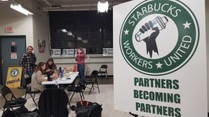 Miembros del comité organizador para la constitución del primer sindicato de Starbucks fueron registrados este jueves, durante la jornada de votación, en Bufalo, NY, EE.UU.