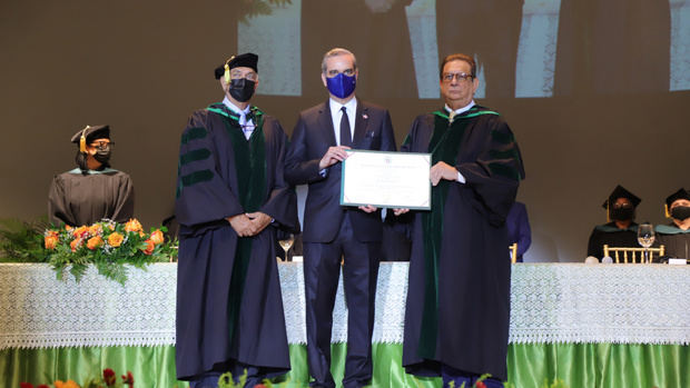 Presidente Abinader insta a jóvenes graduandos a liderar el cambio y el futuro de la República Dominicana.