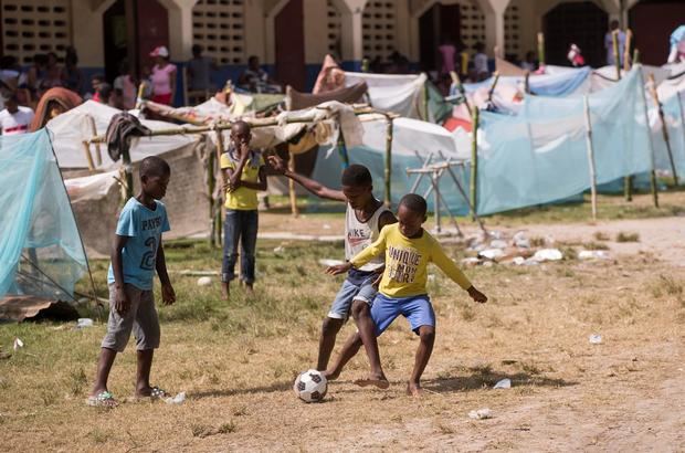 Fotografía de archivo de niños mientras juegan fútbol en las afueras de Les Cayes, Haití.