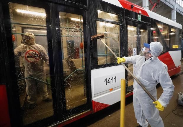 Desinfección de un travía en San Petersburgo, Rusia.