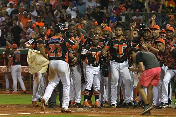 Jordany Valdespin es recibido en el pentágono por los jugadores de los Toros del Este al conectar cuadrangular, en partido ante los Tigres del Licey, hoy lunes durante el séptimo juego de la serie final del Torneo de Béisbol Invernal, en el estadio Francisco Micheli de la ciudad de La Romana (República Dominicana). 