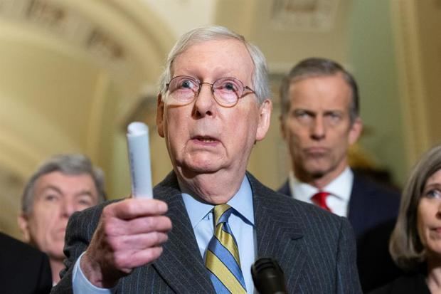 El líder de la mayoría republicana en el Senado, Mitch McConnell, habla a los medios sobre el próximo juicio de juicio político junto al senador republicano de Dakota del Sur, John Thune, en el Capitolio de Washington, DC, el 14 de enero de 2020.