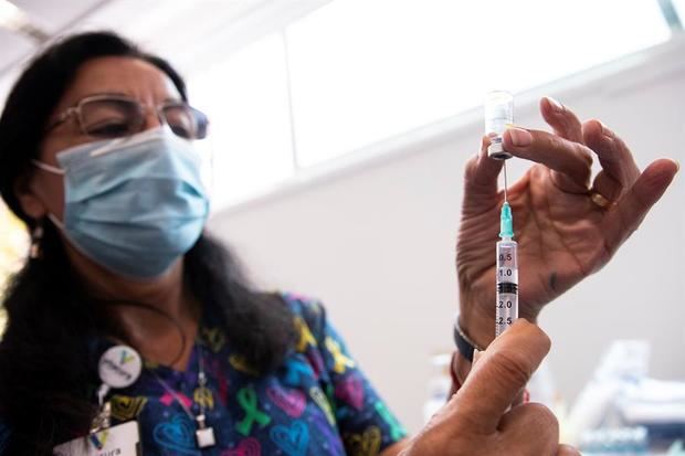 Como un modelo a seguir han calificado los expertos la labor de Chile, en donde más de 1,5 millones de personas han sido vacunadas con al menos una dosis desde que arrancó la inmunización masiva el 3 de febrero.