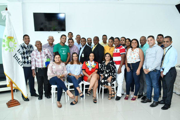 Participantes del taller Educación Tributaria para Periodistas y Comunicadores en el municipio de Cotuí, impartido por Impuestos Internos.