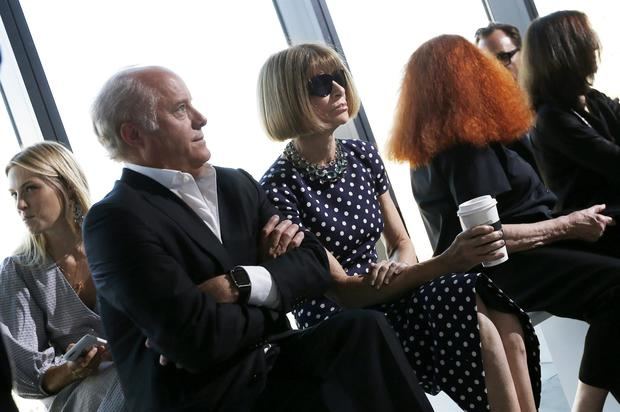 Fotografía de archivo en la que se registró al diseñador de moda estadounidense Michael Kors (2i), durante una versión de la Semana de Moda de Nueva York.