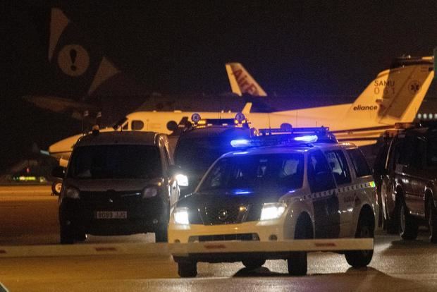 Imagen del aeropuerto de Palma de Mallorca donde miembros de la Guardia Civil y de seguridad del aeropuerto buscan por las pistas y sus aledaños, al grupo de pasajeros de un vuelo internacional entre Marruecos y Turquia.