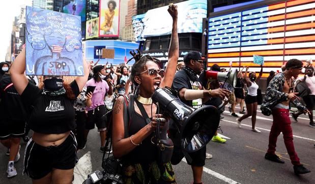 Durante la marcha, los asistentes, que portaban retratos de la víctima, Jacob Blake, gritaban '¿Cómo se escribe asesinos? NYPD (Policía de Nueva York)' o 'Estos policías racistas deben desaparecer'.