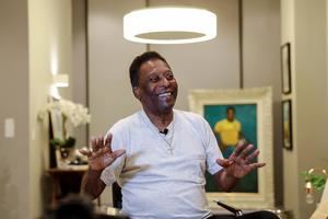 Pelé reaparece en su 81 cumpleaños y asegura que cada vez está 