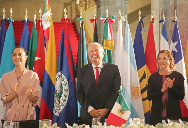 Fotografía cedida por la presidencia de México, que muestra al presidente, Andrés Manuel López Obrador (c), acompañado de su esposa Beatriz Gutiérrez Müller (d) y la jefa de gobierno, Claudia Sheinbaum (i), en el Palacio Nacional en Ciudad de México, México.