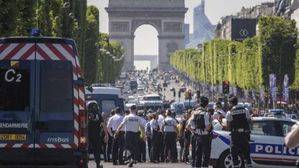 ¿Atentado islamista?: un hombre armado embiste a un coche policial en París 