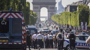 &#191;Atentado islamista?: un hombre armado embiste a un coche policial en Par&#237;s 