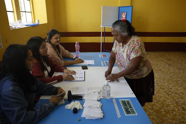 Una persona acude a votar para la segunda vuelta de las elecciones presidenciales hoy, en Ciudad de Guatemala (Guatemala). 