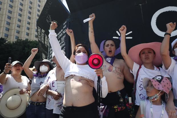 Mexicanas piden acabar con discriminación de minorías en el Día de la Mujer
 

 