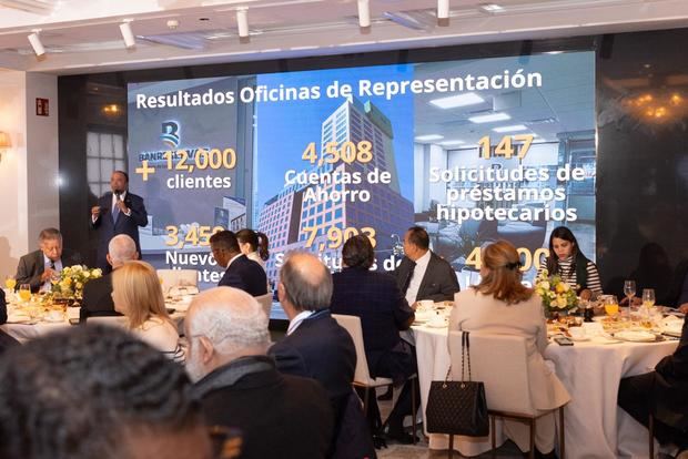 El administrador general de Banreservas, Samuel Pereyra, informa a
periodistas dominicanos sobre los altos indicadores financieros que obtuvo la
entidad bancaria al cierre del 2023, durante un encuentro en Fitur.