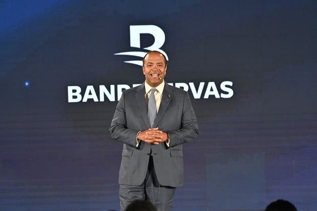 El presidente ejecutivo de Banreservas, Samuel Pereyra, durante la
presentación del libro Reservas de la Crónica Deportiva Dominicana.