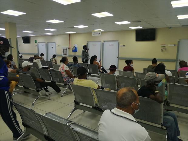 Pacientes en espera en el  Hospital Moscoso Puello.