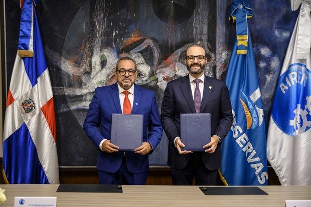 El subadministrador de empresa subsidiarias de Banreservas, Francisco Elías,
y el presidente de la Asociación de Industriales de la Región Norte (AIREN),
Juan Ventura Pichardo.