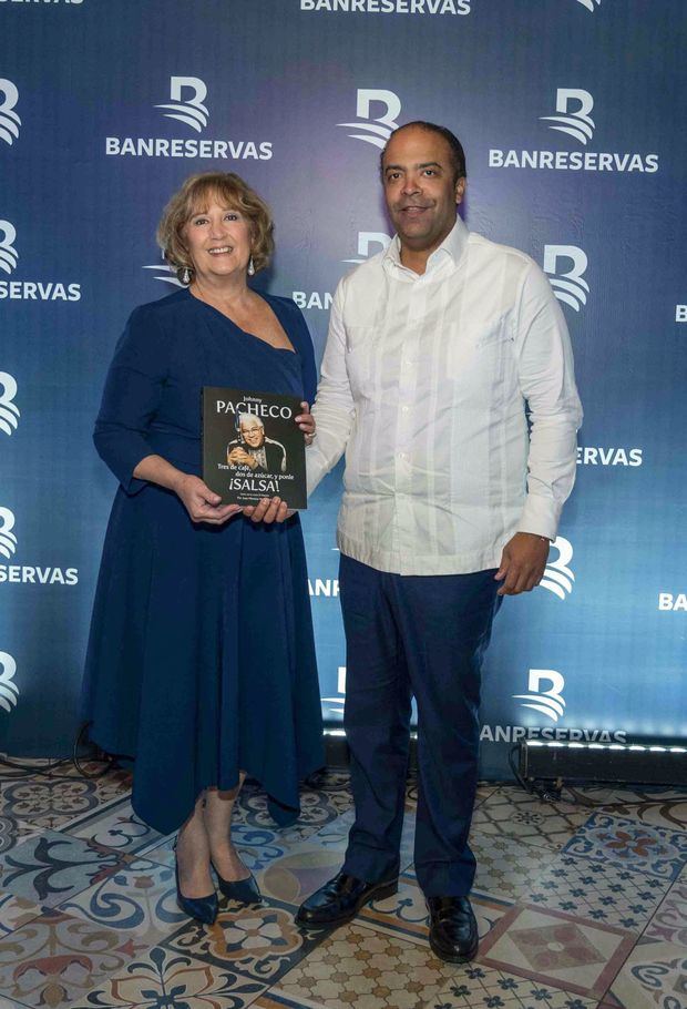 El administrador general de Banreservas, Samuel Pereyra, le
entrega un ejemplar de la biografía a Cuqui Pacheco, viuda del
artista dominicano Johnny Pacheco.