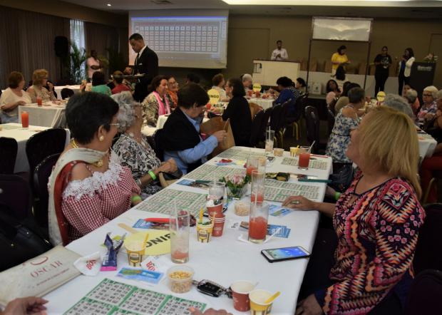 Los participantes en el bingo organizado por Hábitat Dominicana.