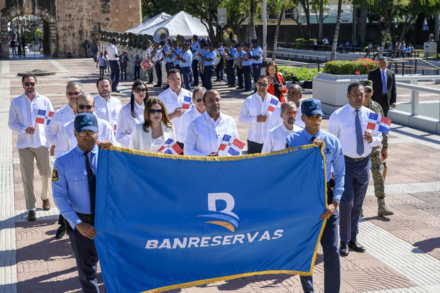 Banreservas rinde homenaje a los héroes de la patria.