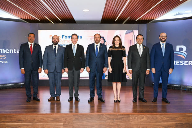 Ysidro García, subadministrador de Negocios de Banreservas; Ramón
Pérez, viceministro de Comercio Interno del MICM; Víctor (Ito) Bisonó,
ministro del MICM; Samuel Pereyra, administrador general de
Banreservas; Noelia García de Pereyra, presidenta del Voluntariado
Banreservas; José Almonte, subadministrador administrativo, y Francisco
Elías, subadministrador de empresas subsidiarias Banreservas.