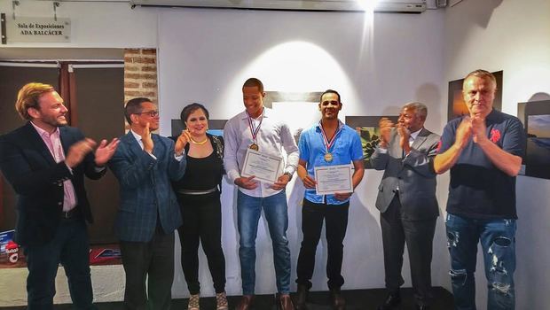 Los ganadores del primer lugar fueron Luis Manuel Guzmán por Una tarde Sepia y Yimel Rivera por Tomar agua nos da vida, tomar conciencia nos dará agua.