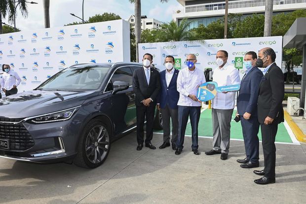 Entrega del primer vehículo eléctrico. El administrador general de Banreservas, Samuel Pereyra, entrega las llaves al propietario del vehículo eléctrico, Javier Dotel. Le acompañan, de izquierda a derecha: Ysidro García, subadministrador de Negocios; José Manuel Almonte, subadministrador administrativo; Virgilio Guzmán, gerente de ventas de Peravia Motors; y Víctor Rojas, vicepresidente ejecutivo de Seguros Reservas.