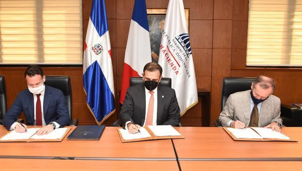 Charles Trottmann, director del Departamento “Tres Océanos”, de la Agencia Francesa de Desarrollo (AFD); Jochi Vicente, ministro de Hacienda y Eric Fournier, embajador de Francia.