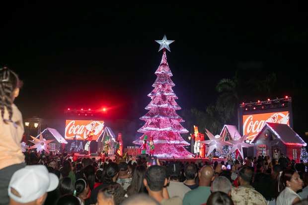 Coca-Cola dio inicio a la Navidad con el encendido de su icónico árbol en plaza España.