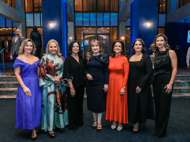 De izquierda a derecha, las señoras Dinorah Grullón, Rosa Hernández de Grullón, Virginia Grullón, Antonia Antón de Hernández, Elima de Grullón, Ana Idalia Grullón y Evelyn Fernández de Johnson.