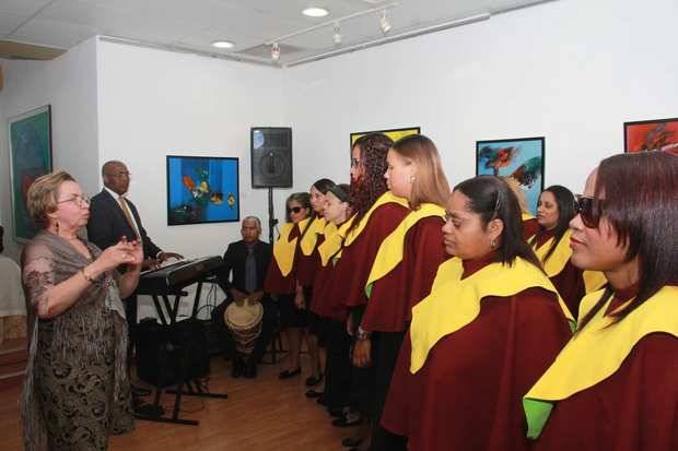 El coro del Teatro Orquestal Dominicano, bajo la dirección de Caesar y la profesoa Ondina Matos.