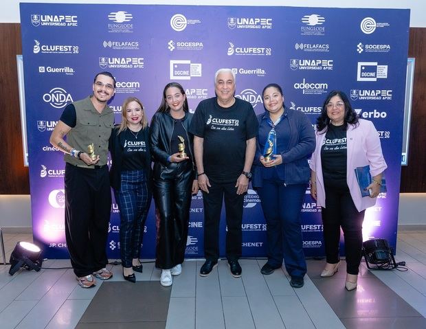 La doctora Nathalie Almonte, coordinadora de la carrera de Cinematografía de Unapec, el rector de UNAPEC, magíster Erick Pérez Vega y la Dra. Alicia Álvarez, decana de la Facultad de Artes y Comunicación de la Universidad APEC (UNAPEC), junto a los ganadores.