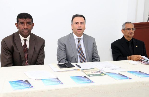 En el centro, el presidente de la Comisión Electoral, Juan Moreno Gautreau, junto a los miembros Nicanor Rodríguez Tejada y José Francisco Espinal Álvarez.
