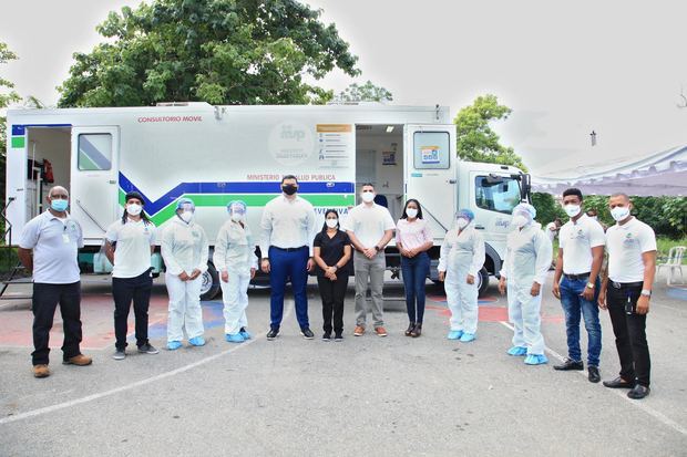 Franklin Soriano, Yulisa Pineda, Paul Rojas y Julitza Valdez junto a otros miembros del operativo.