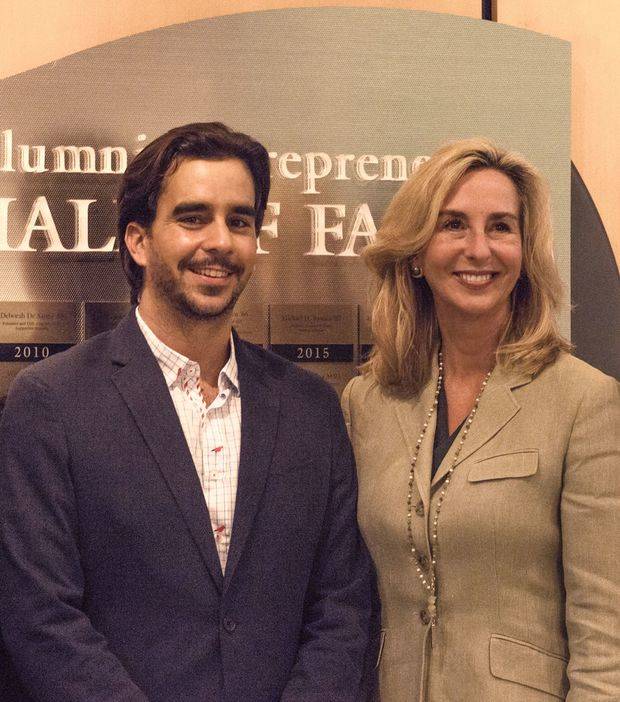 Karla Brugal de Almonte y Caonabo Almonte junto a sus hijos Nayla y Kamil Almonte Brugal.