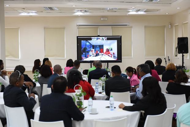 Docentes del INFOTEP en capacitación desde Finlandia a través de videoconferencia.