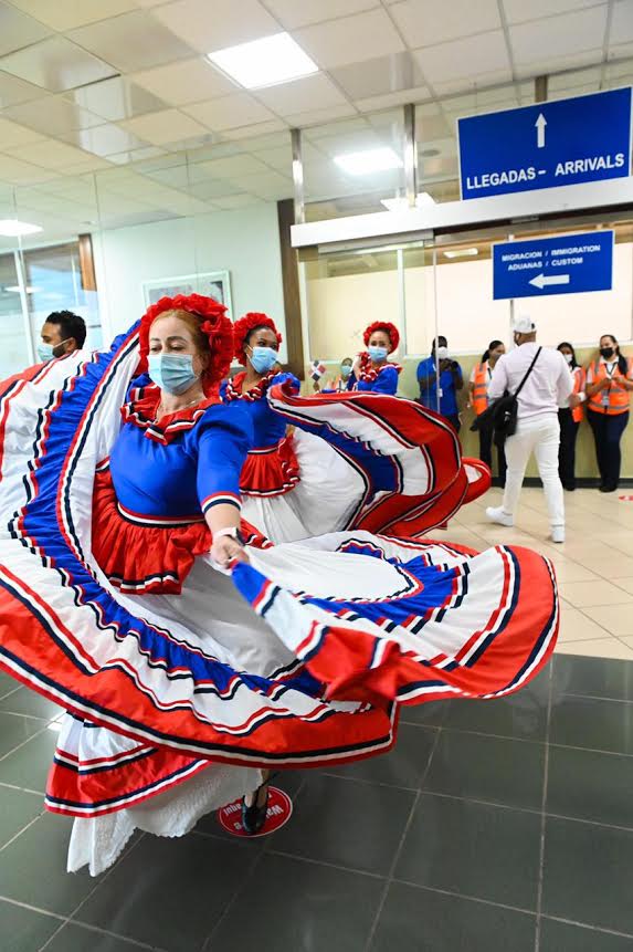 MITUR celebra 177 aniversario Independencia Nacional en aeropuerto.