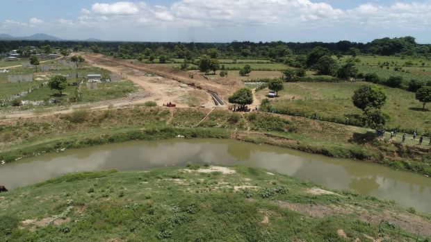 Vista panorámica del área donde se construye un canal en Haití que tendrá su obra de toma en el fronterizo río Masacre.