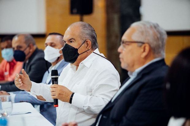 El Superintendente de Salud y Riesgos Laborales, Sisalril, Dr. Jesús Feris Iglesias en el diálogo que se lleva a cabo en Santiago.