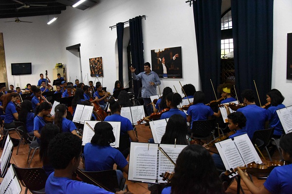 Un momento de la presentación a cargo de la Banda Sinfónica de la Fundación Clásica, integrada por 79 alumnos en edades de 8 a 17 años. 