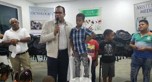 Salvador Holguín distribuye útiles escolares en la localidad el Pino Dajabón