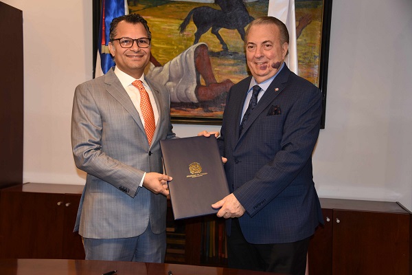 El ministro de Cultura, arquitecto Eduardo Selman, y el de Grupo Excel, Alberto Cruz Acosta, durante la firma del acuerdo cultural.