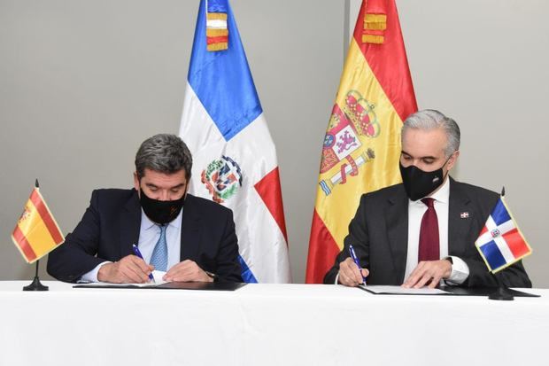 José Luis Escrivá Belmonto y Luis Miguel De Camps García durante la firma del acuerdo.