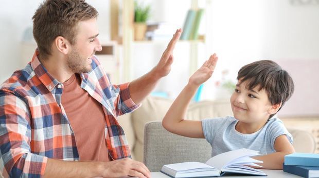 Felicidades a los padres que educan con amor