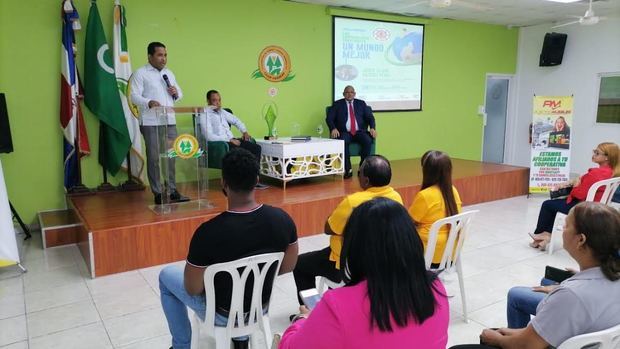 La mesa presidencial de la  conmemoración del Centenario del Día Internacional de las Cooperativas