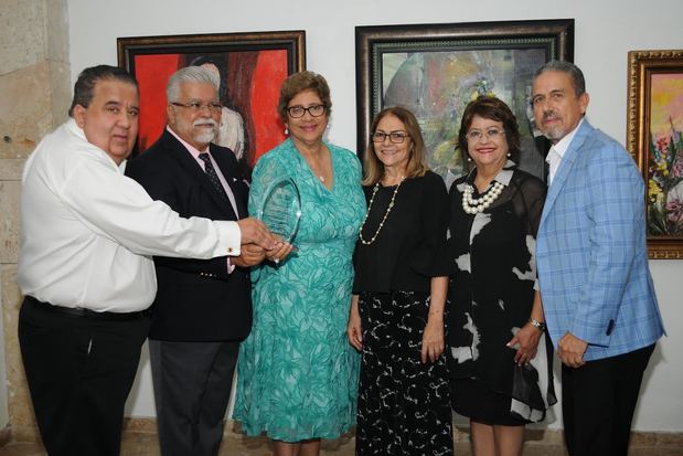 Entregan placa a Juan Guerra y Purísima de León por sus 10 aniversario. Rainer Sebelen, Mildred Canahuate, Verónica Sencion y Juan Julio Bodden.