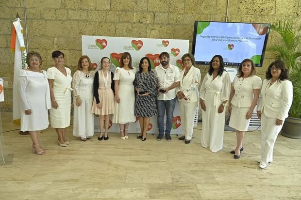 La directiva de Funvida junto a los galardonados Katherine Motyka,  Soraya Lara de Mármol y padre Tomas García.